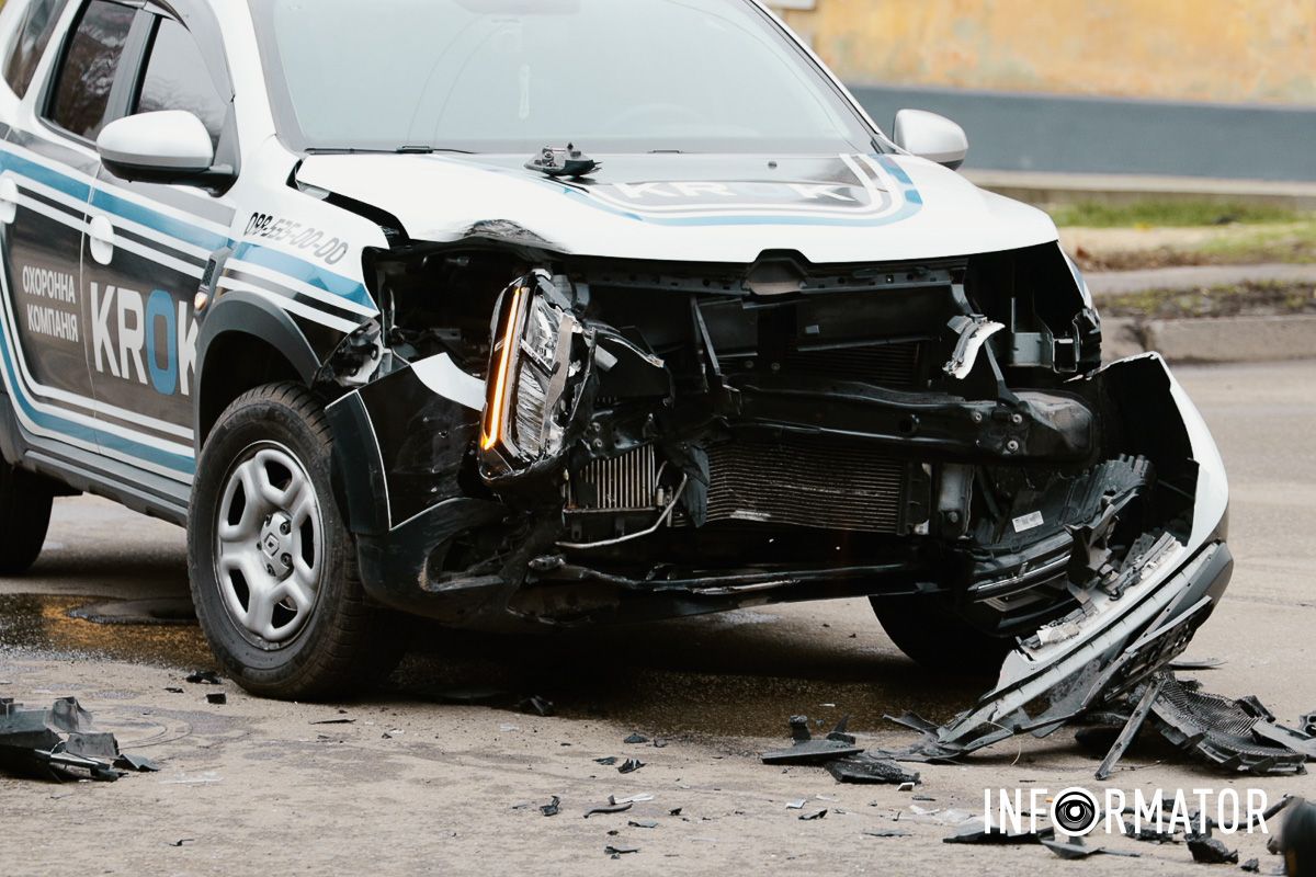 Там зіткнулись Renault охоронної компанії «КРОК», Suzuki та ВАЗ У Дніпрі на Будівельників зіткнулись Renault охоронної компанії «КРОК», Suzuki та ВАЗ: один з водіїв у лікарні 2