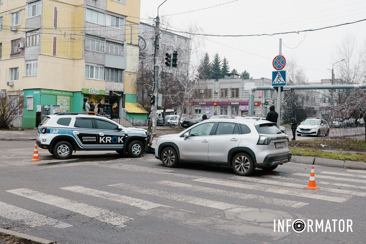 За попередньою інформацією від патрульних поліцейських, водія останньої автівки ушпиталили У Дніпрі на Будівельників зіткнулись Renault охоронної компанії «КРОК», Suzuki та ВАЗ: один з водіїв у лікарні 3