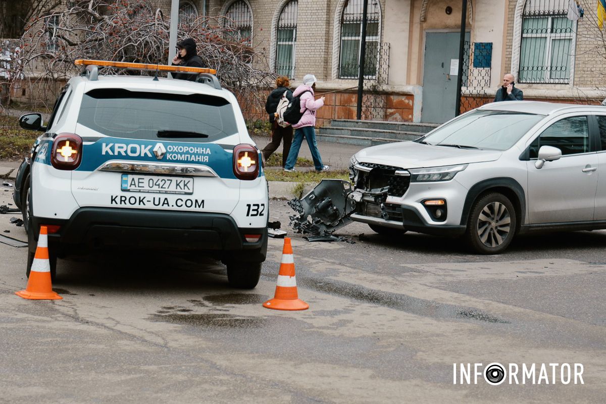 Про це повідомляє Інформатор з місця подій У Дніпрі на Будівельників зіткнулись Renault охоронної компанії «КРОК», Suzuki та ВАЗ: один з водіїв у лікарні 4