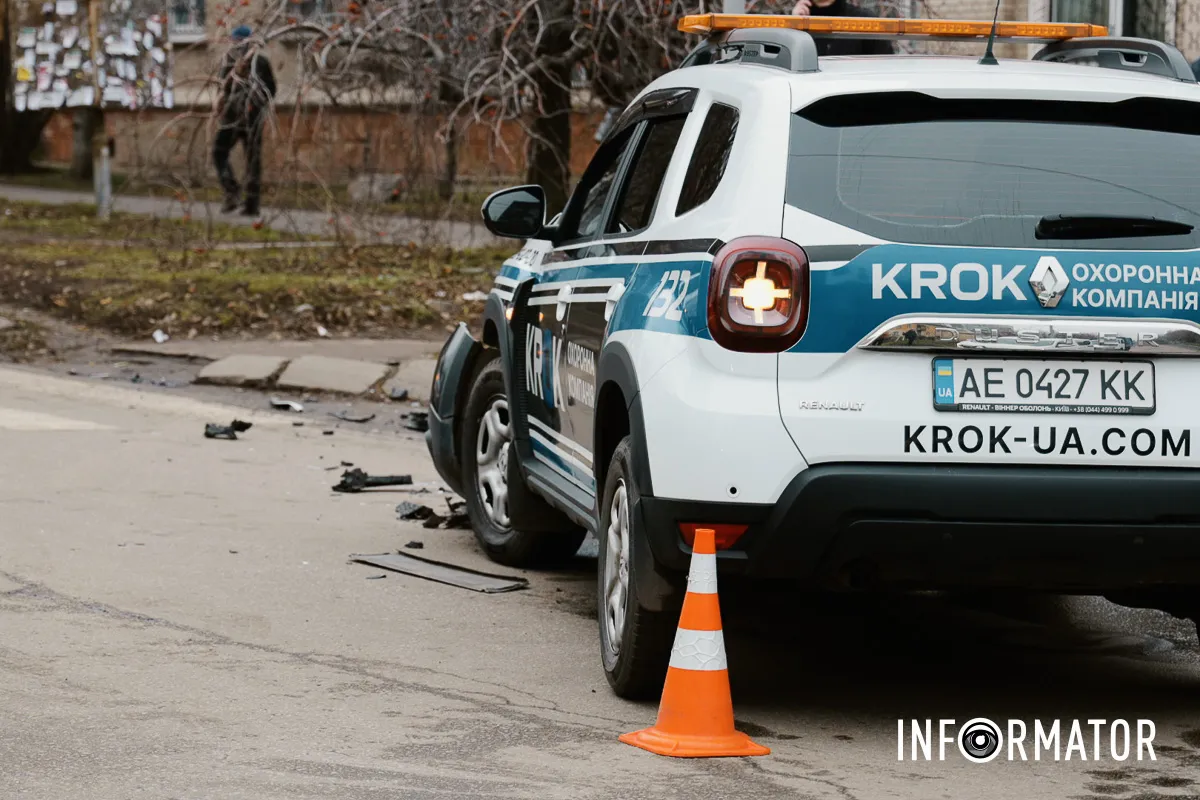 На дорозі — уламки від транспортних засобів У Дніпрі на Будівельників зіткнулись Renault охоронної компанії «КРОК», Suzuki та ВАЗ: один з водіїв у лікарні 8