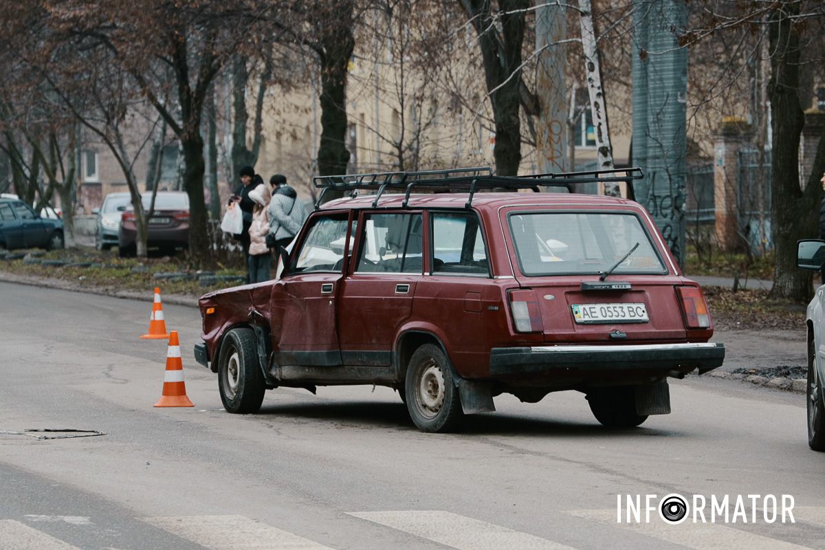 Станом на 11:30 на місці працюють патрульні поліцейські У Дніпрі на Будівельників зіткнулись Renault охоронної компанії «КРОК», Suzuki та ВАЗ: один з водіїв у лікарні 5