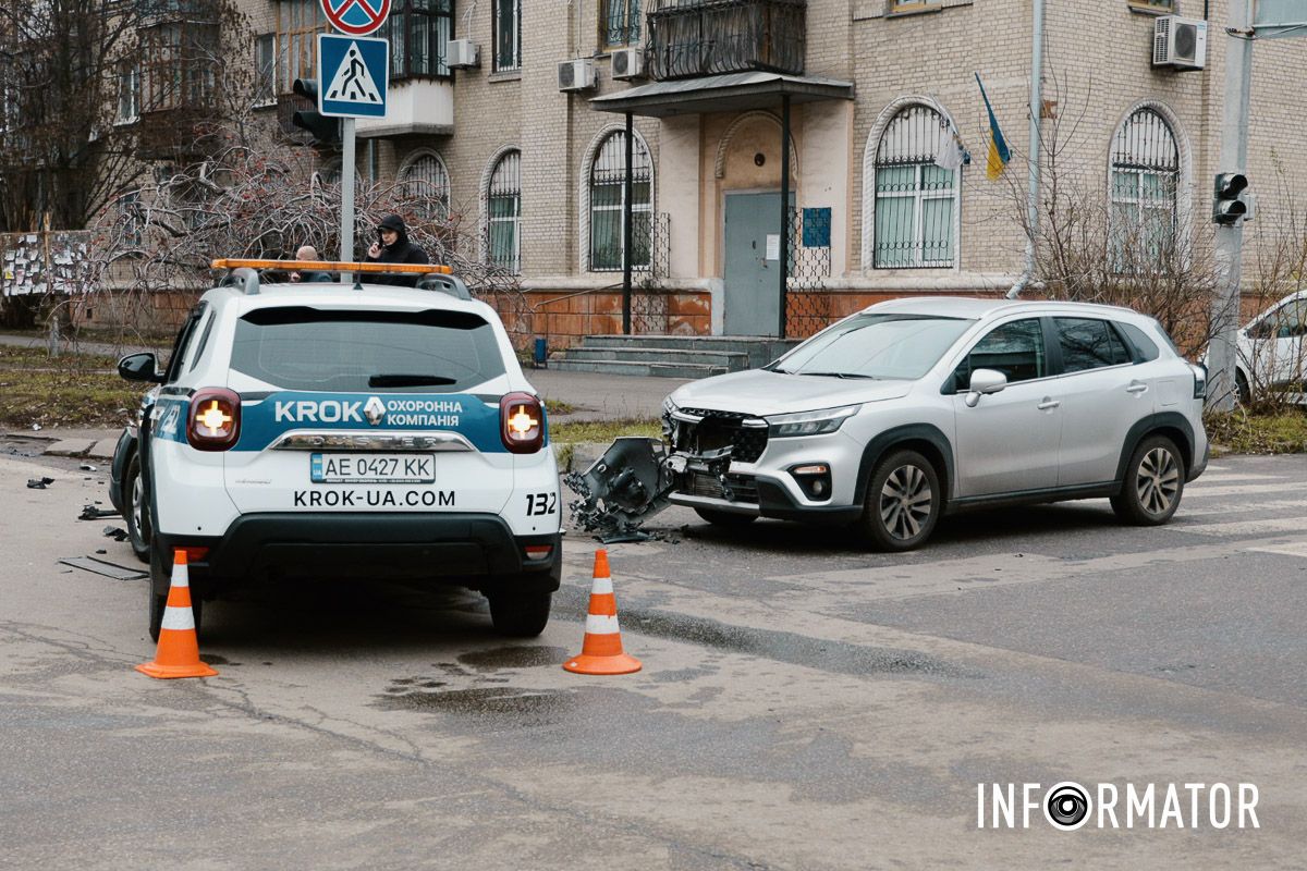 . Ускладнень руху на цій ділянці немає, але потрібно бути уважними У Дніпрі на Будівельників зіткнулись Renault охоронної компанії «КРОК», Suzuki та ВАЗ: один з водіїв у лікарні 9