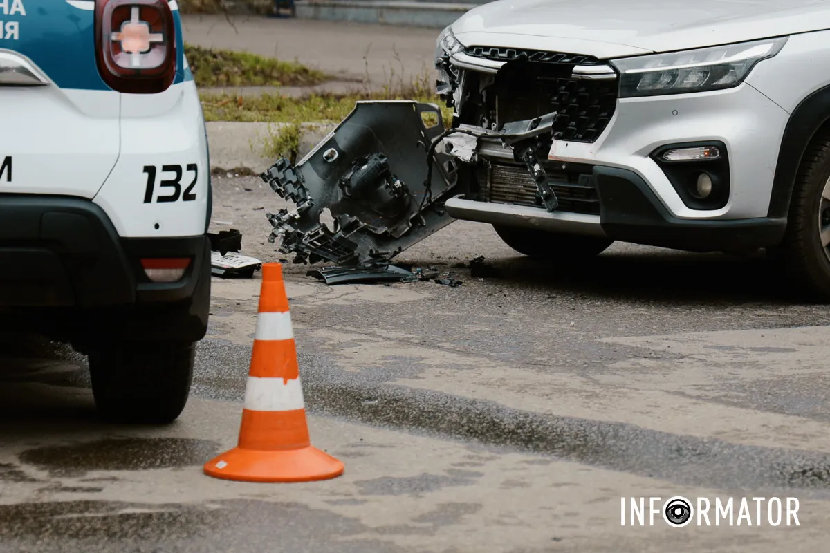 Всі обставини аварії встановлюють У Дніпрі на Будівельників зіткнулись Renault охоронної компанії «КРОК», Suzuki та ВАЗ: один з водіїв у лікарні 7