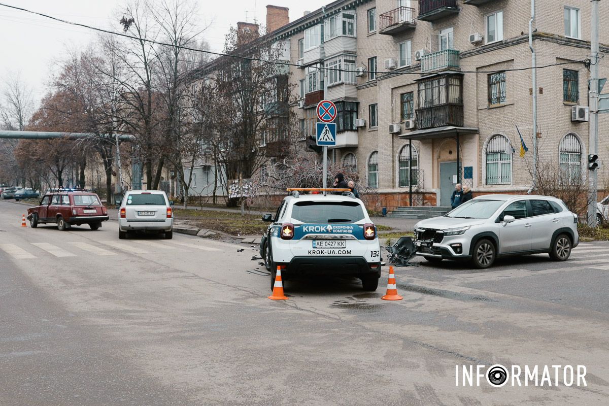 Фото: Дмитро Дворський У Дніпрі на Будівельників зіткнулись Renault охоронної компанії «КРОК», Suzuki та ВАЗ: один з водіїв у лікарні 10