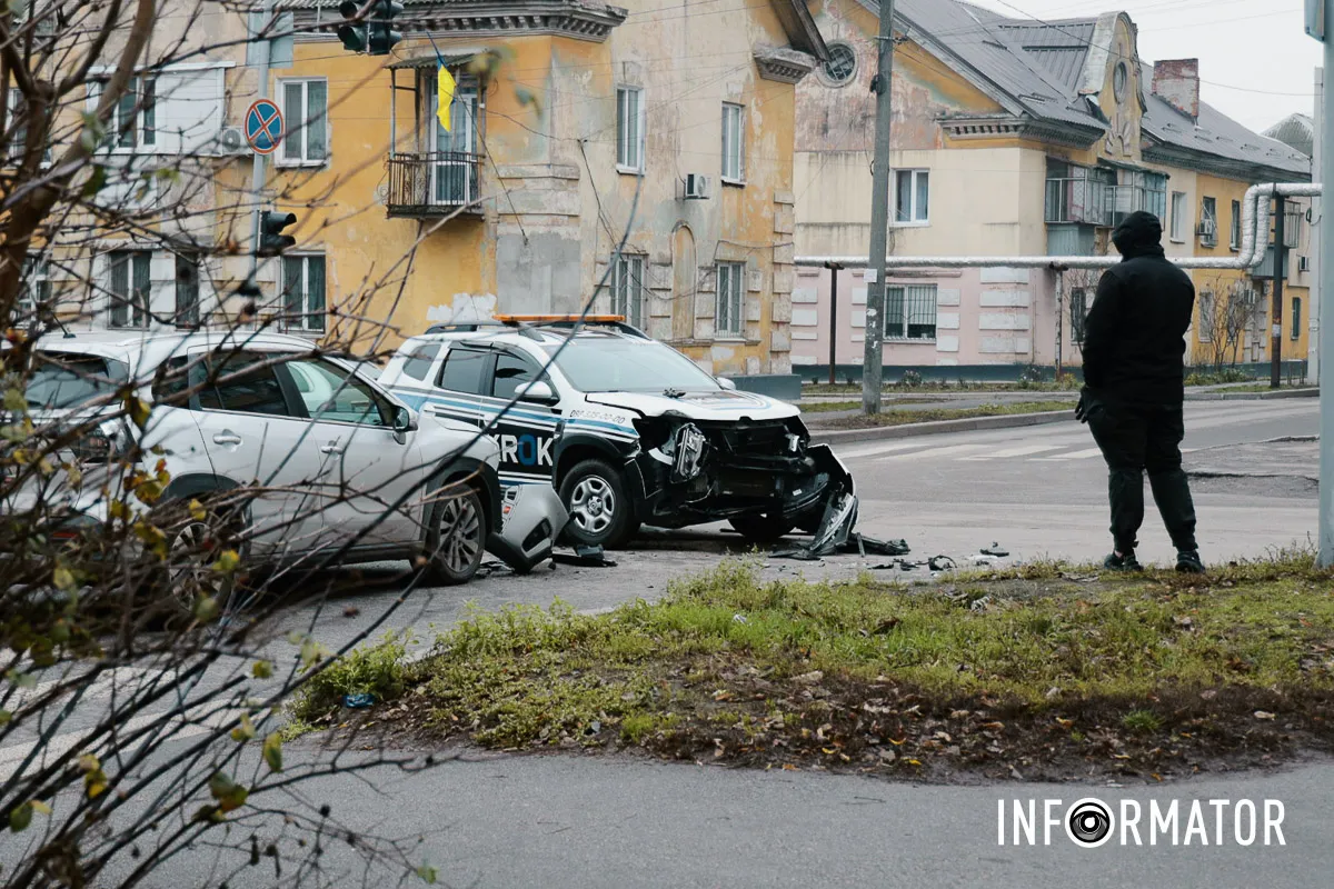 Світлофор не працює У Дніпрі на Будівельників зіткнулись Renault охоронної компанії «КРОК», Suzuki та ВАЗ: один з водіїв у лікарні 6