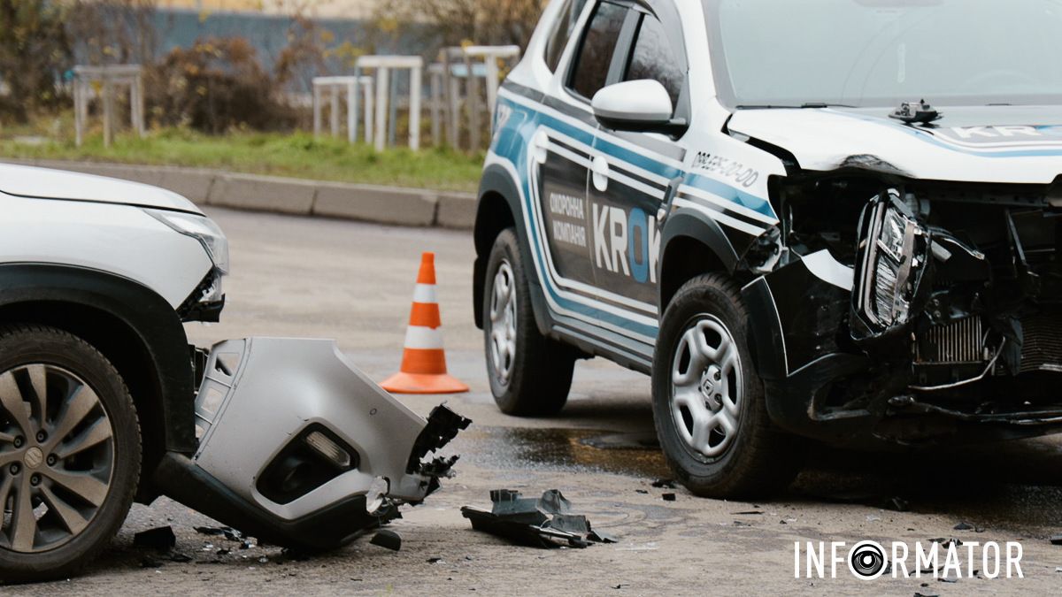 У Дніпрі на Будівельників зіткнулись Renault охоронної компанії «КРОК», Suzuki та ВАЗ: один з водіїв у лікарні