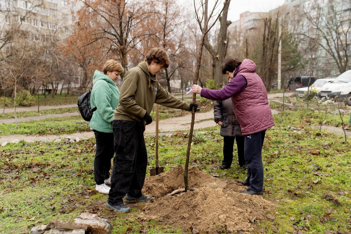 Висадили 100 саджанців: у Дніпрі на лівому березі відбулась акція “Родинне дерево” 4