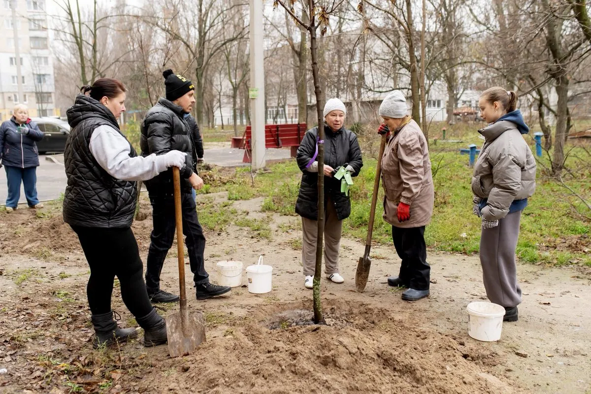 Висадили 100 саджанців: у Дніпрі на лівому березі відбулась акція “Родинне дерево” 9