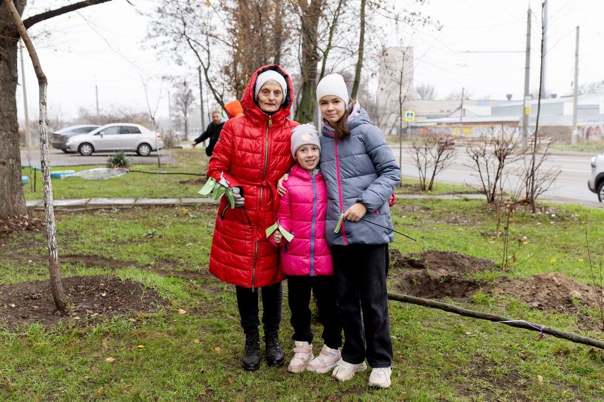 Висадили 100 саджанців: у Дніпрі на лівому березі відбулась акція “Родинне дерево” 8