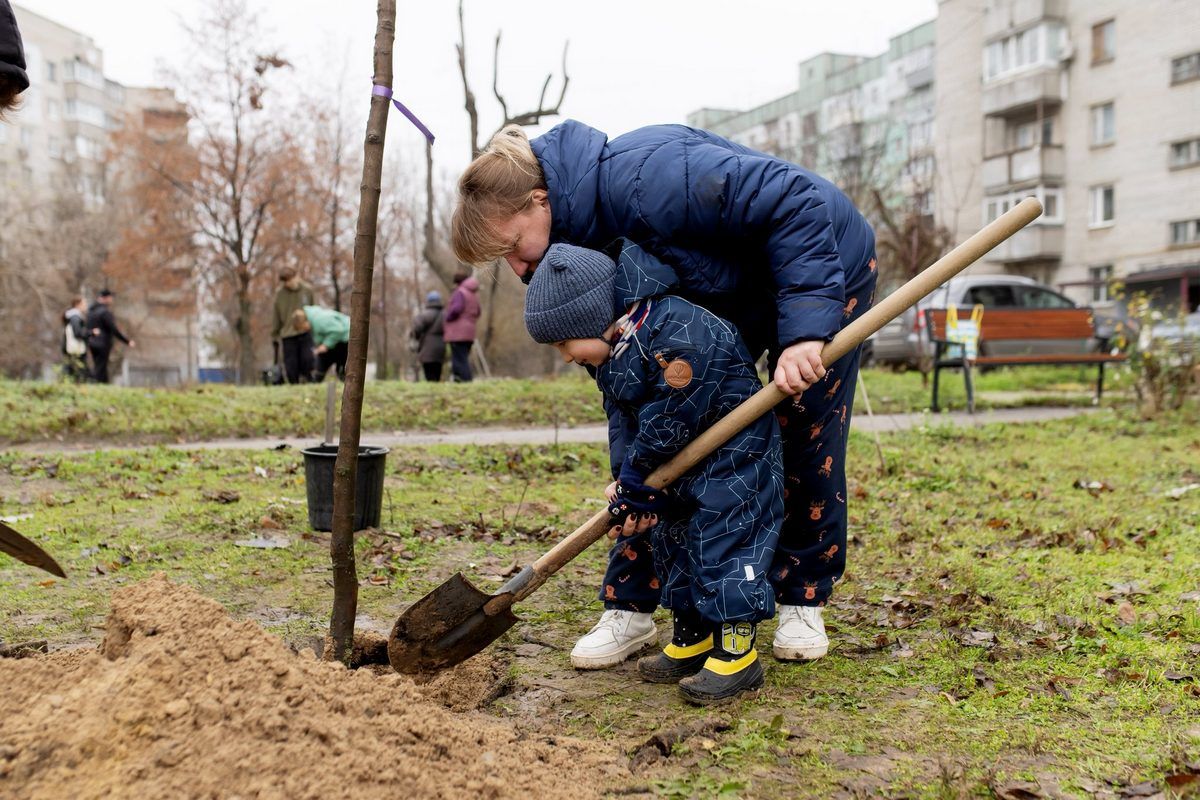 Висадили 100 саджанців: у Дніпрі на лівому березі відбулась акція “Родинне дерево” 7