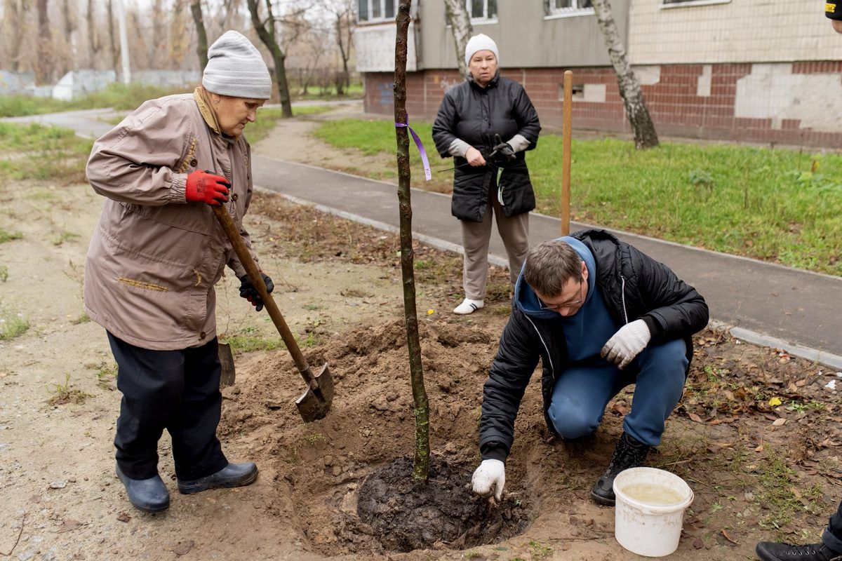 Висадили 100 саджанців: у Дніпрі на лівому березі відбулась акція “Родинне дерево” 6