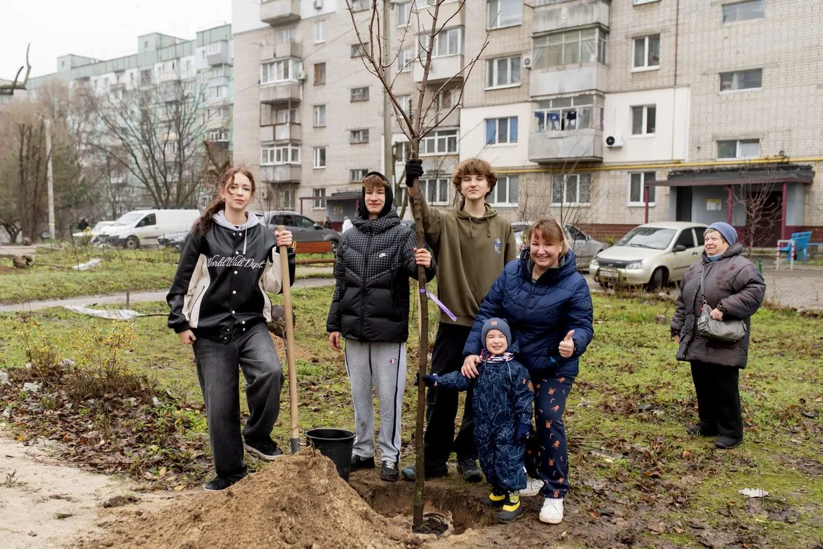 Висадили 100 саджанців: у Дніпрі на лівому березі відбулась акція “Родинне дерево” 5
