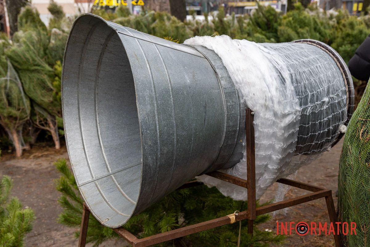 Є і по 10-12 тисяч гривень за дерево: скільки коштують новорічні ялинки на “Нагорці” та біля ТРК “Appolo” 20