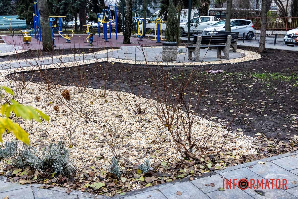 Мільйон на полив під час війни: у Дніпрі на проспекті Хмельницького облаштували сквер 8