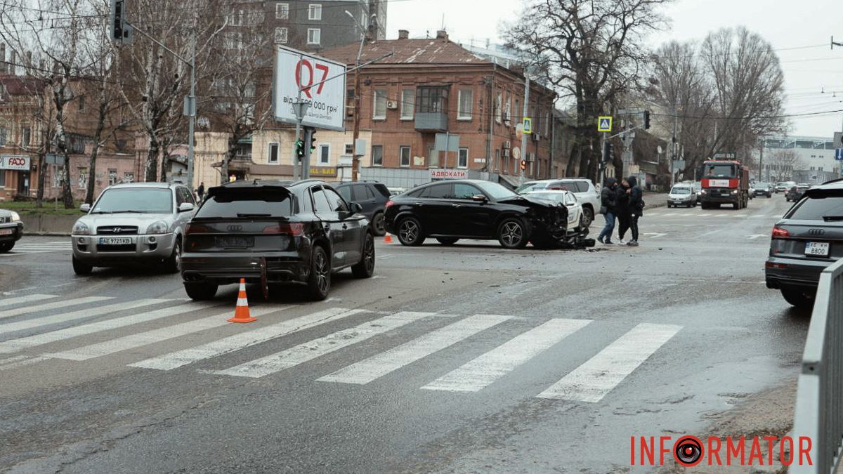 У Дніпрі на проспекті Поля зіткнулись Mercedes та Audi: рух ускладнено