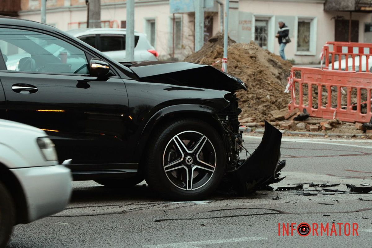 У четвер, 4 грудня, у Дніпрі на перехресті проспекту Олександра Поля та вулиці Ульянівської сталася ДТП У Дніпрі на проспекті Поля зіткнулись Mercedes та Audi: рух ускладнено 1