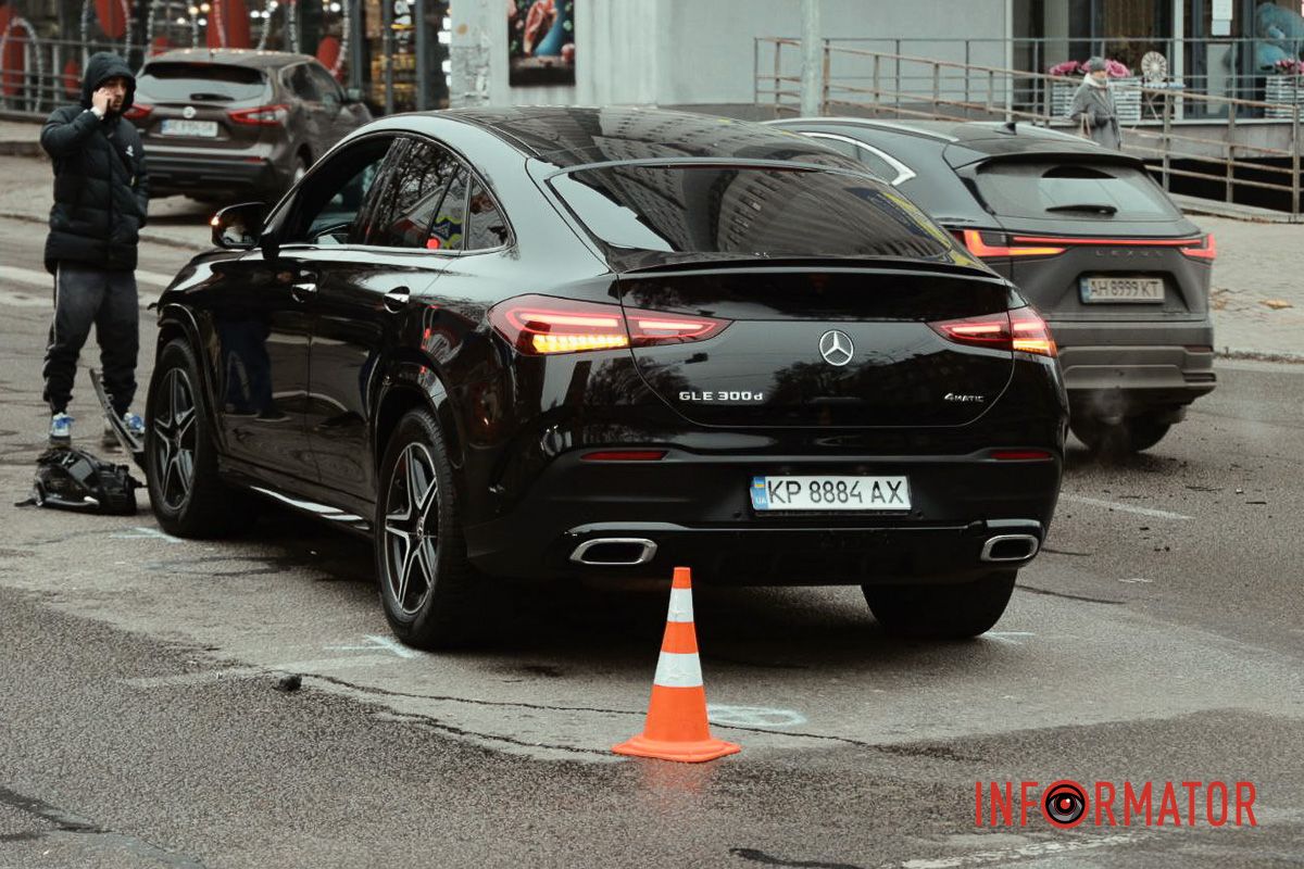 Зіткнулись Mercedes та Audi У Дніпрі на проспекті Поля зіткнулись Mercedes та Audi: рух ускладнено 2