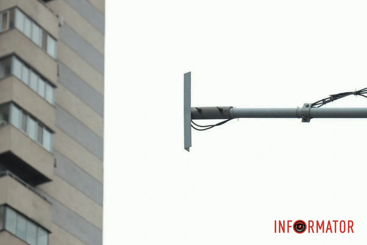 Будьте уважними У Дніпрі на проспекті Поля зіткнулись Mercedes та Audi: рух ускладнено 11