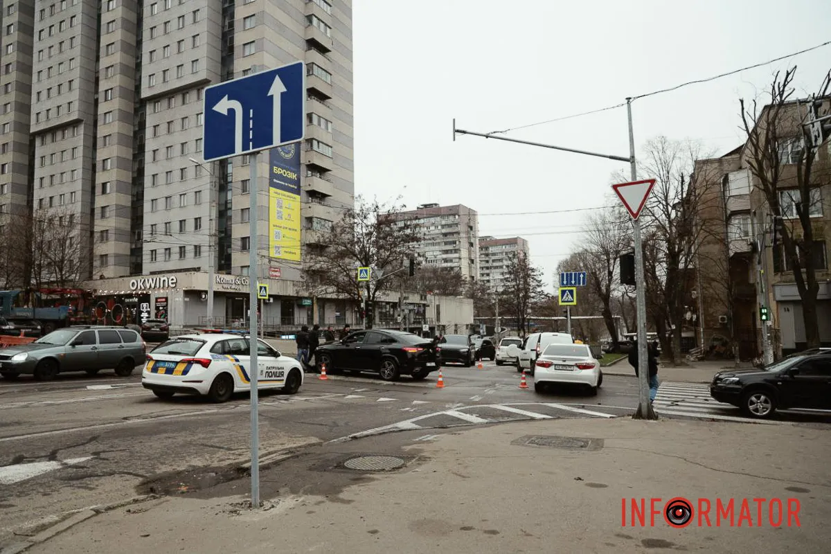 Бережіть себе У Дніпрі на проспекті Поля зіткнулись Mercedes та Audi: рух ускладнено 10