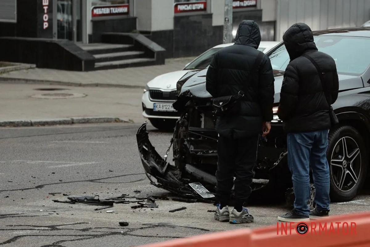 Mercedes їхав по Олександра Поля зі сторони проспекту Лесі Українки у напрямку Пилипа Орлика У Дніпрі на проспекті Поля зіткнулись Mercedes та Audi: рух ускладнено 6