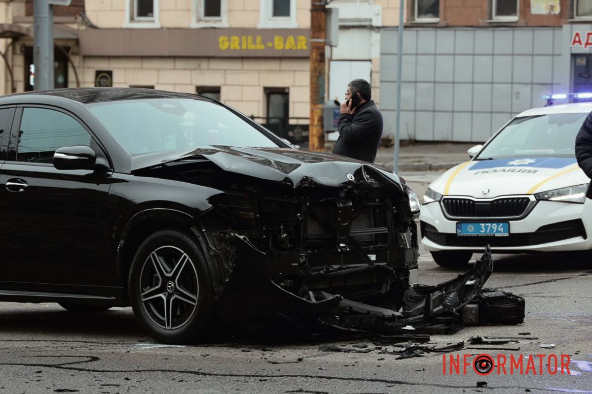 Попередньо, обійшлося без постраждалих У Дніпрі на проспекті Поля зіткнулись Mercedes та Audi: рух ускладнено 3