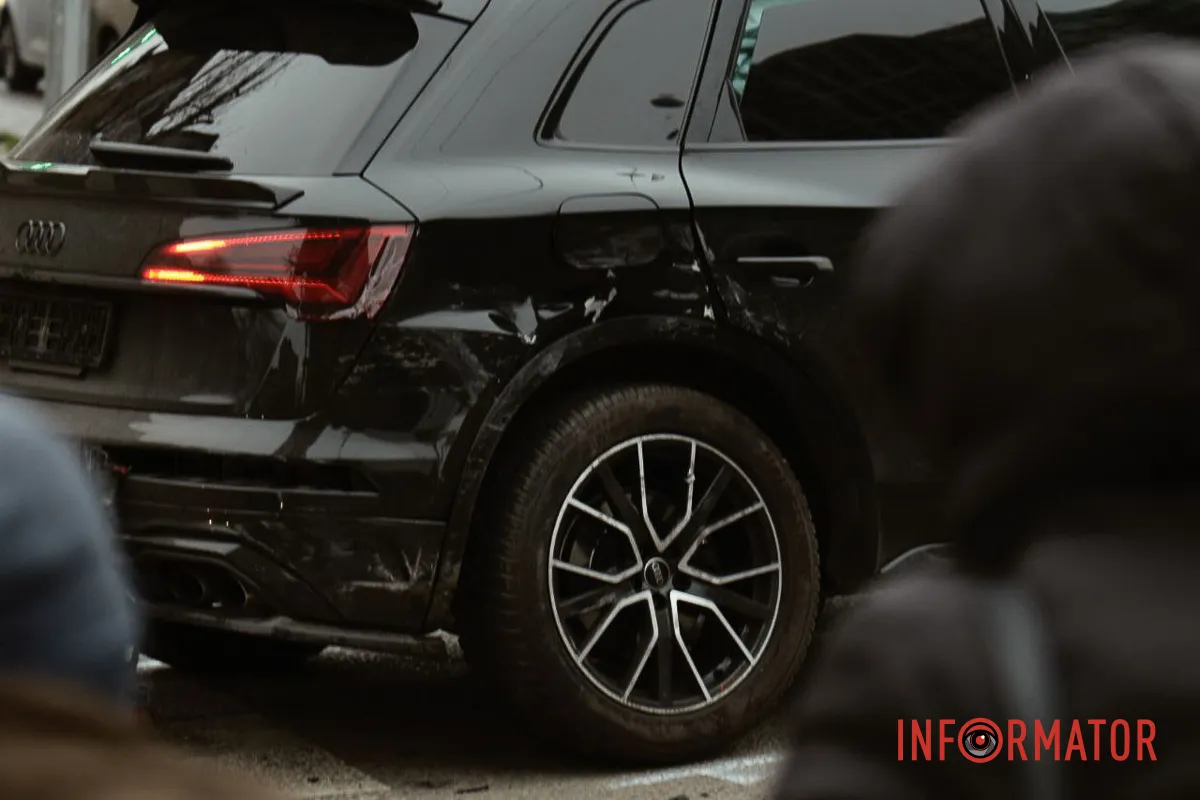 Фото: Дмитро Дворський У Дніпрі на проспекті Поля зіткнулись Mercedes та Audi: рух ускладнено 12