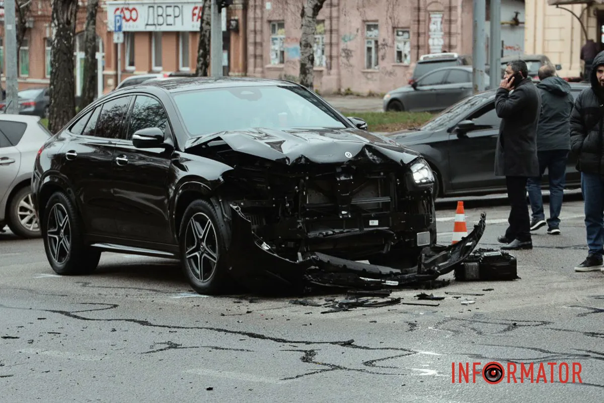 Дотримуйтесь ПДР У Дніпрі на проспекті Поля зіткнулись Mercedes та Audi: рух ускладнено 9