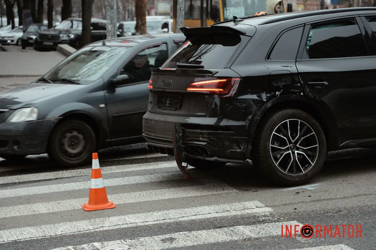 Усі обставини встановлюватимуть правоохоронці У Дніпрі на проспекті Поля зіткнулись Mercedes та Audi: рух ускладнено 8