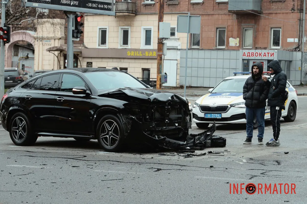 За попередньою інформацією, Audi рухався по Ульянівській у напрямку В'ячеслава Чорновола У Дніпрі на проспекті Поля зіткнулись Mercedes та Audi: рух ускладнено 5