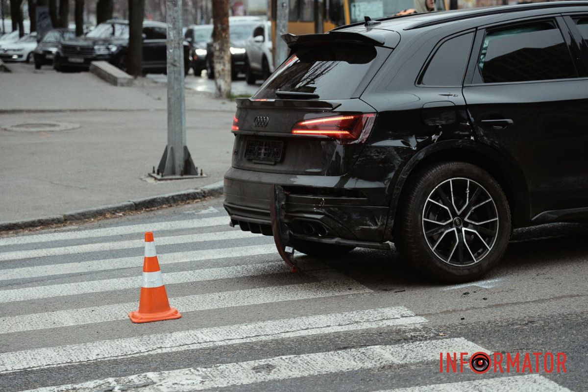 Про це повідомляє Інформатор із місця події У Дніпрі на проспекті Поля зіткнулись Mercedes та Audi: рух ускладнено 4