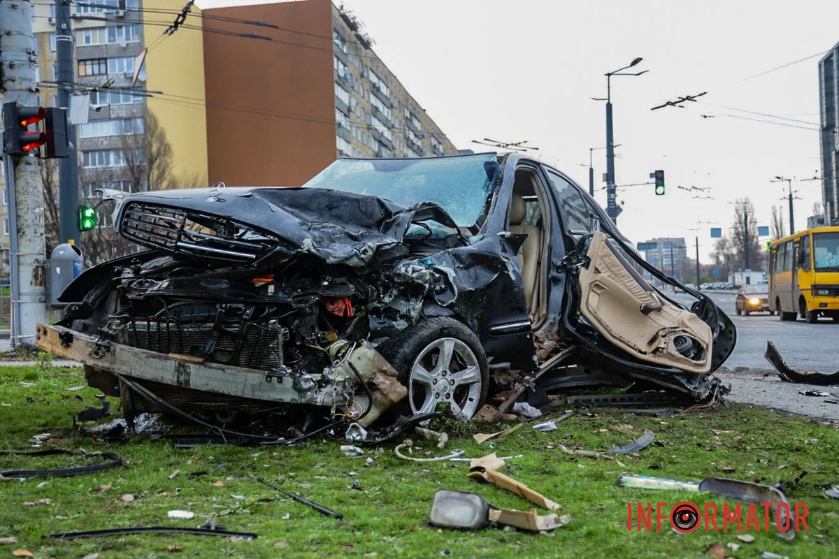 Обидва водії у лікарні: у Дніпрі на Калиновій біля АЗС «Юкон» мікроавтобус врізався у Mercedes та відлетів у Nissan 5