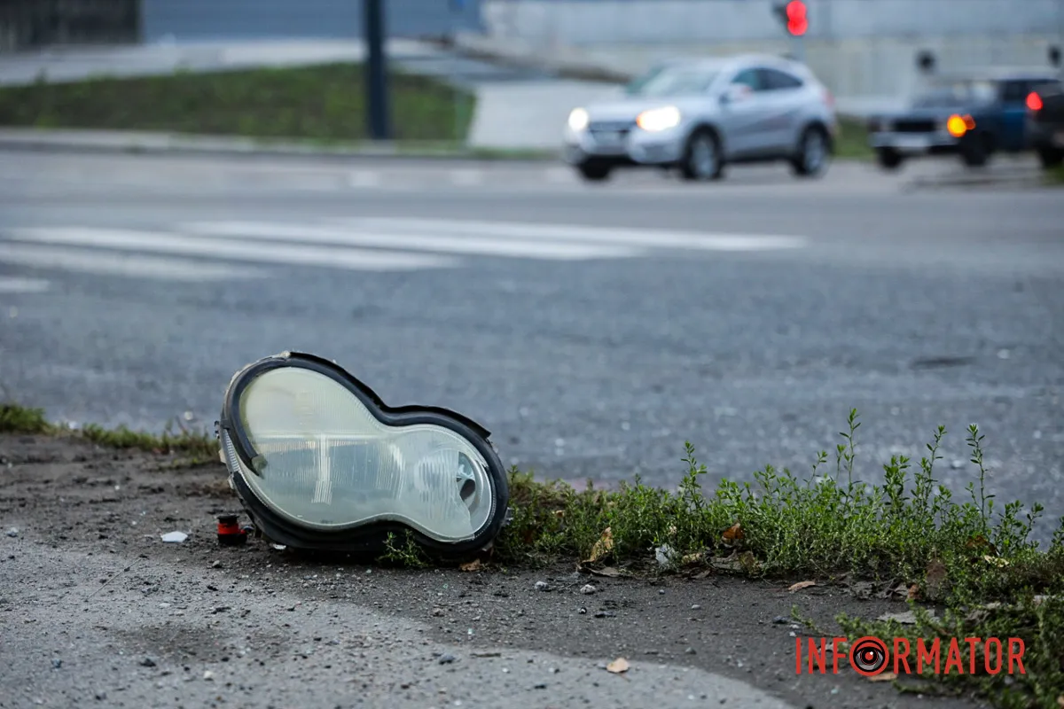 Обидва водії у лікарні: у Дніпрі на Калиновій біля АЗС «Юкон» мікроавтобус врізався у Mercedes та відлетів у Nissan 4