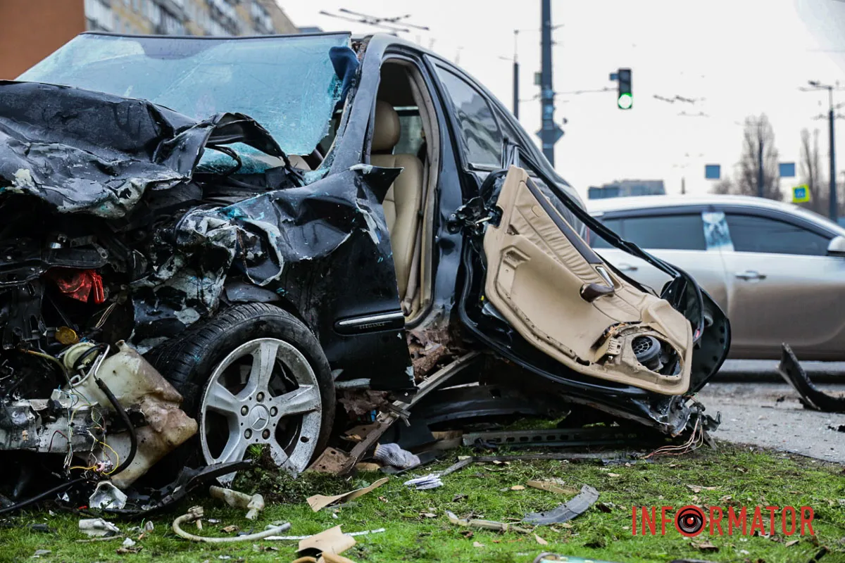 Обидва водії у лікарні: у Дніпрі на Калиновій біля АЗС «Юкон» мікроавтобус врізався у Mercedes та відлетів у Nissan 3