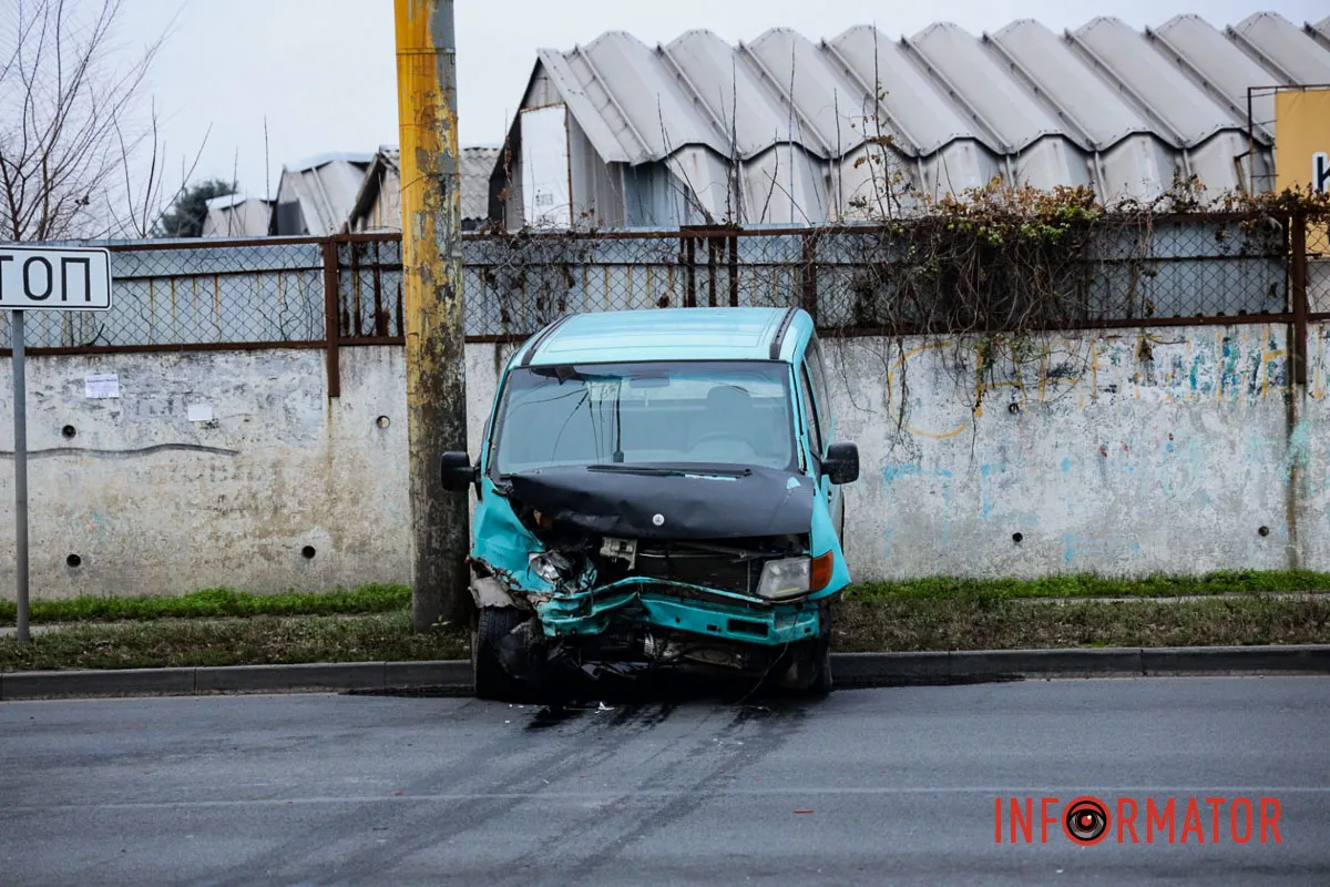 Обидва водії у лікарні: у Дніпрі на Калиновій біля АЗС «Юкон» мікроавтобус врізався у Mercedes та відлетів у Nissan 2