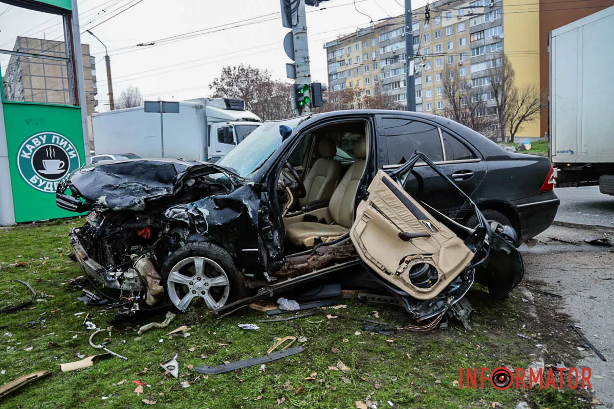 Обидва водії у лікарні: у Дніпрі на Калиновій біля АЗС «Юкон» мікроавтобус врізався у Mercedes та відлетів у Nissan 1