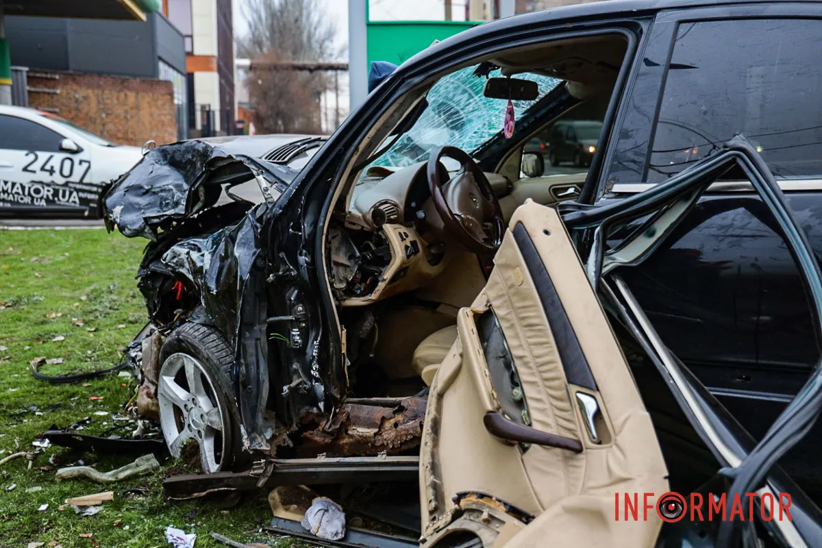Обидва водії у лікарні: у Дніпрі на Калиновій біля АЗС «Юкон» мікроавтобус врізався у Mercedes та відлетів у Nissan 20