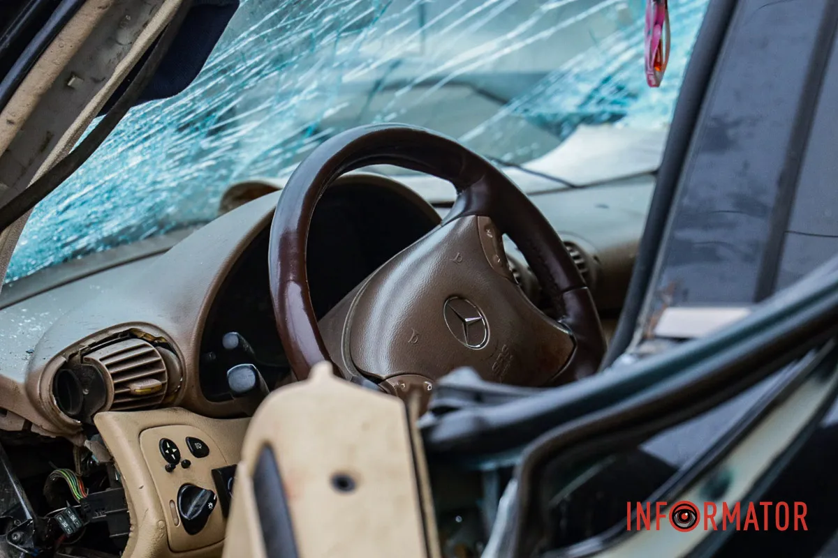 Обидва водії у лікарні: у Дніпрі на Калиновій біля АЗС «Юкон» мікроавтобус врізався у Mercedes та відлетів у Nissan 19