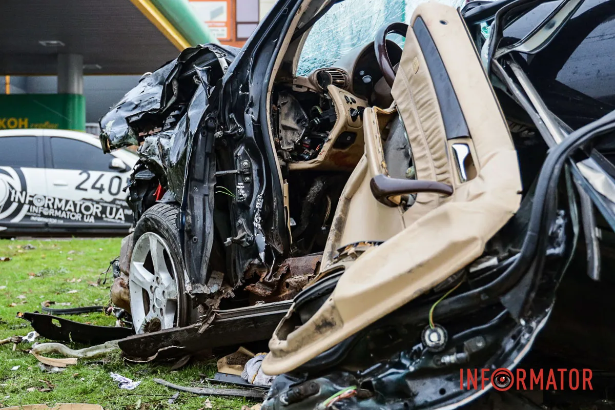 Обидва водії у лікарні: у Дніпрі на Калиновій біля АЗС «Юкон» мікроавтобус врізався у Mercedes та відлетів у Nissan 18
