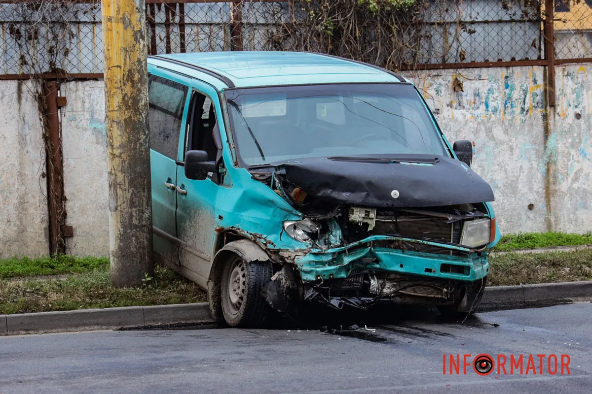 Обидва водії у лікарні: у Дніпрі на Калиновій біля АЗС «Юкон» мікроавтобус врізався у Mercedes та відлетів у Nissan 16