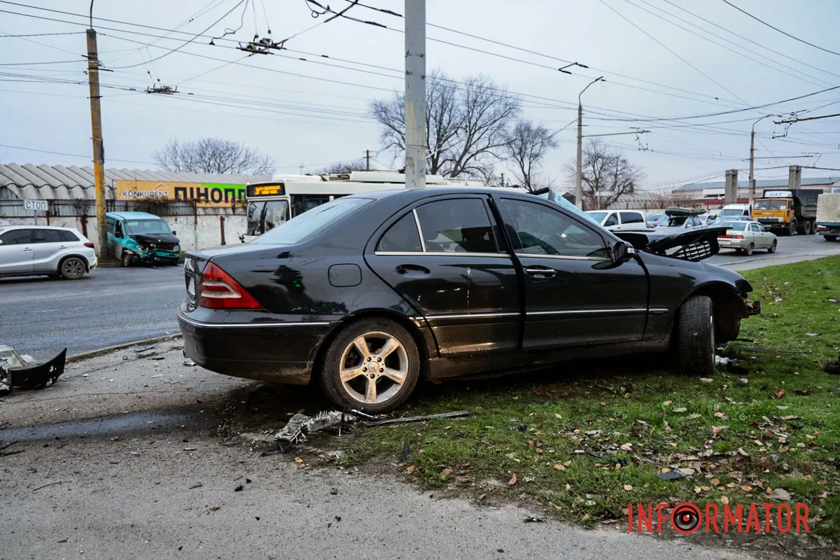 Обидва водії у лікарні: у Дніпрі на Калиновій біля АЗС «Юкон» мікроавтобус врізався у Mercedes та відлетів у Nissan 17