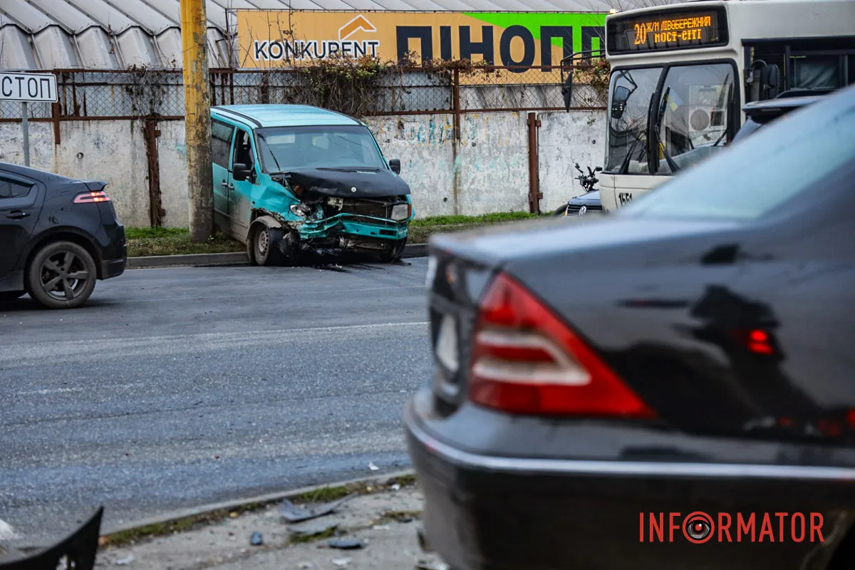 Обидва водії у лікарні: у Дніпрі на Калиновій біля АЗС «Юкон» мікроавтобус врізався у Mercedes та відлетів у Nissan 11