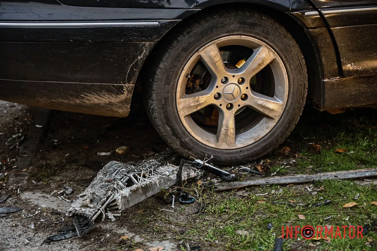 Обидва водії у лікарні: у Дніпрі на Калиновій біля АЗС «Юкон» мікроавтобус врізався у Mercedes та відлетів у Nissan 12