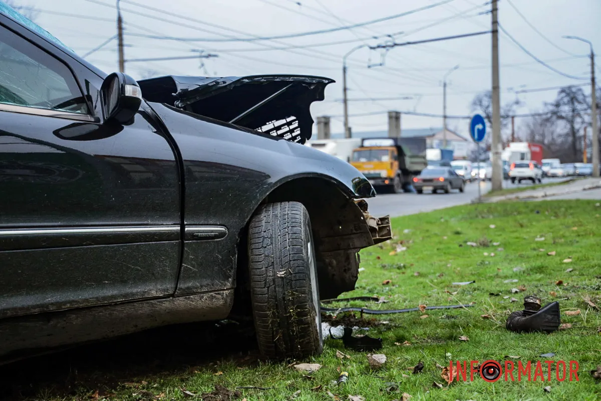 Обидва водії у лікарні: у Дніпрі на Калиновій біля АЗС «Юкон» мікроавтобус врізався у Mercedes та відлетів у Nissan 13