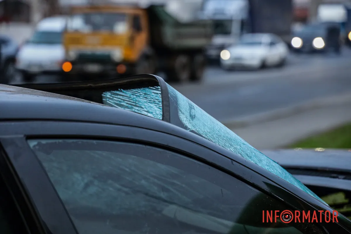 Обидва водії у лікарні: у Дніпрі на Калиновій біля АЗС «Юкон» мікроавтобус врізався у Mercedes та відлетів у Nissan 14