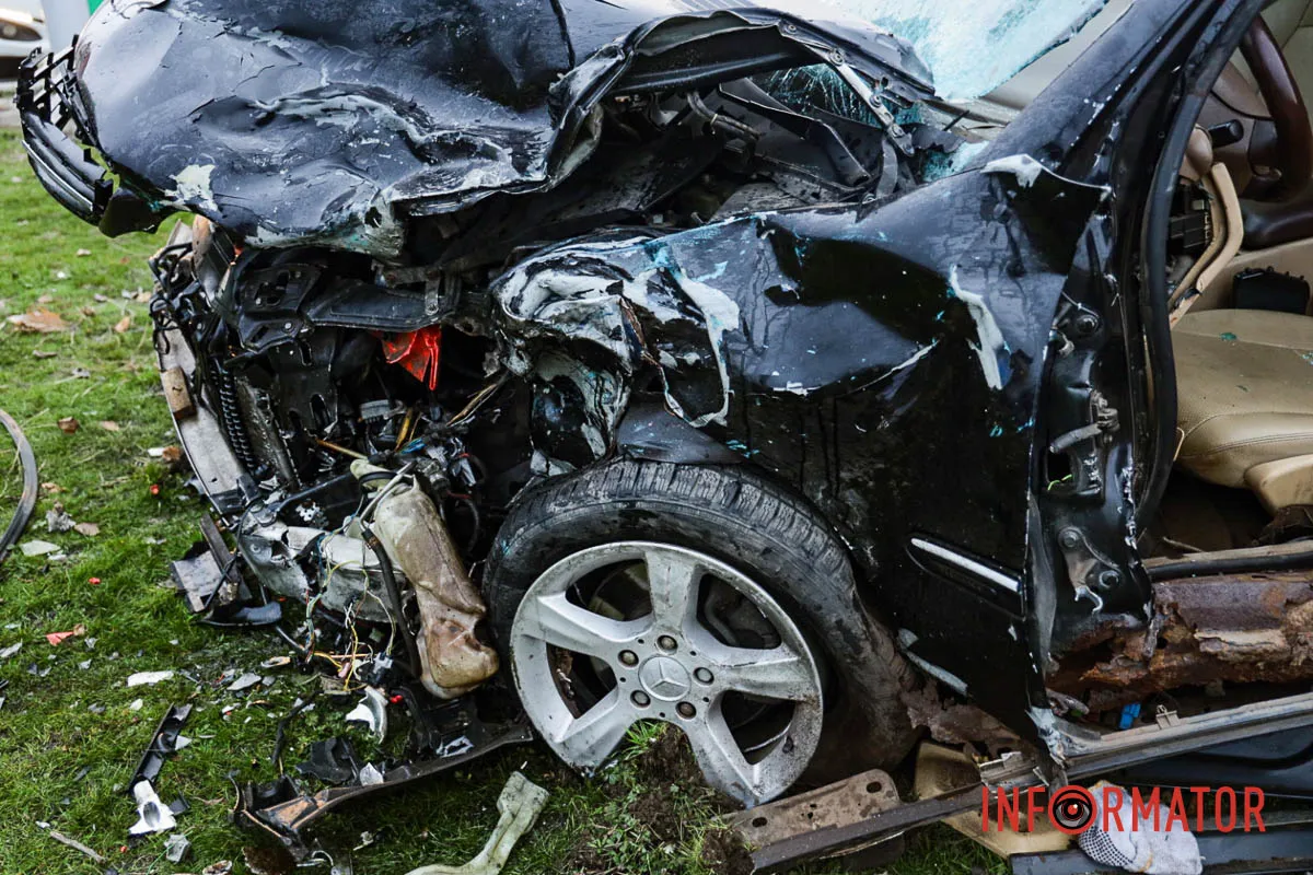 Обидва водії у лікарні: у Дніпрі на Калиновій біля АЗС «Юкон» мікроавтобус врізався у Mercedes та відлетів у Nissan 15