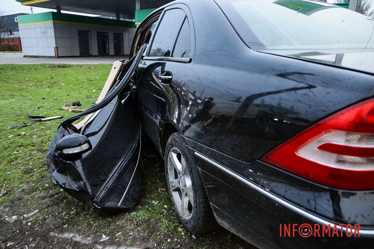 Обидва водії у лікарні: у Дніпрі на Калиновій біля АЗС «Юкон» мікроавтобус врізався у Mercedes та відлетів у Nissan 10