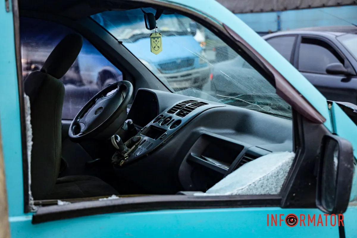 Обидва водії у лікарні: у Дніпрі на Калиновій біля АЗС «Юкон» мікроавтобус врізався у Mercedes та відлетів у Nissan 6