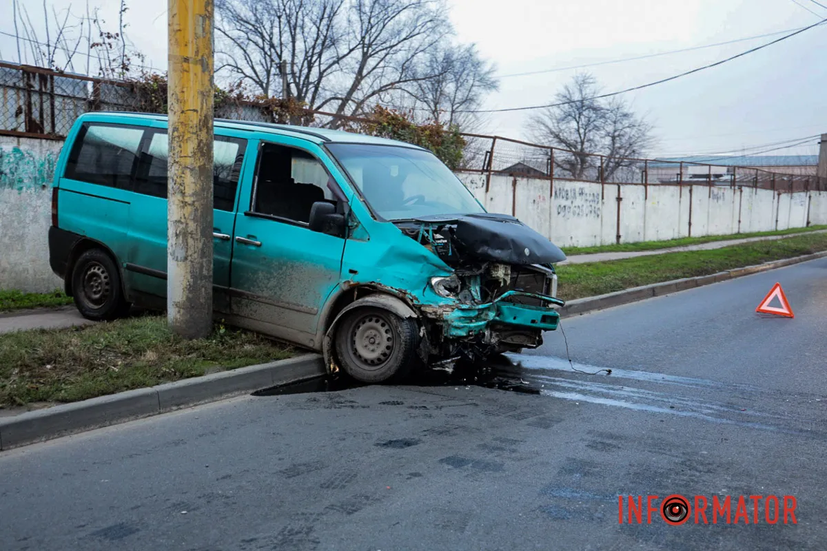 Обидва водії у лікарні: у Дніпрі на Калиновій біля АЗС «Юкон» мікроавтобус врізався у Mercedes та відлетів у Nissan 7