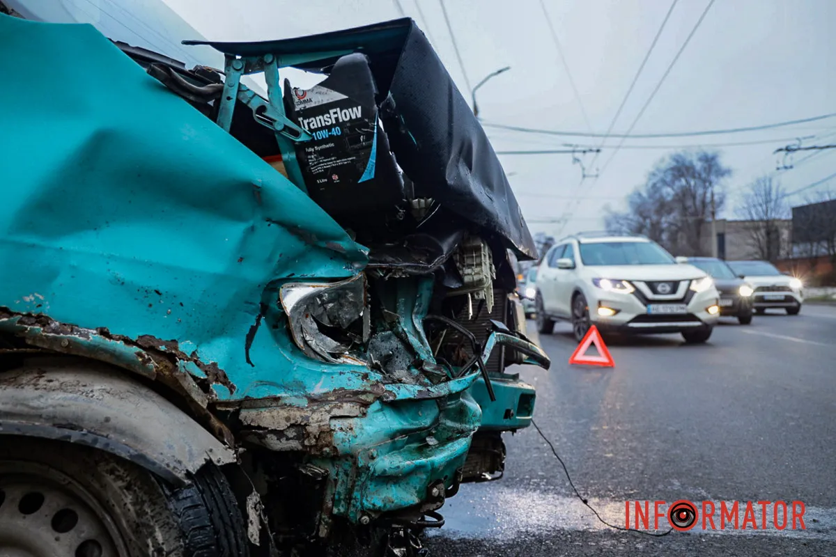 Обидва водії у лікарні: у Дніпрі на Калиновій біля АЗС «Юкон» мікроавтобус врізався у Mercedes та відлетів у Nissan 8
