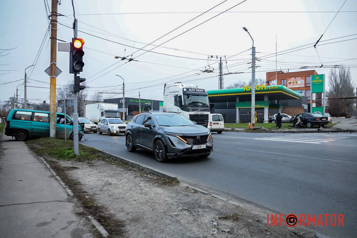 Обидва водії у лікарні: у Дніпрі на Калиновій біля АЗС «Юкон» мікроавтобус врізався у Mercedes та відлетів у Nissan 9